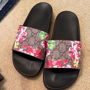 Women's Floral Slide Sandals - Black and Pink